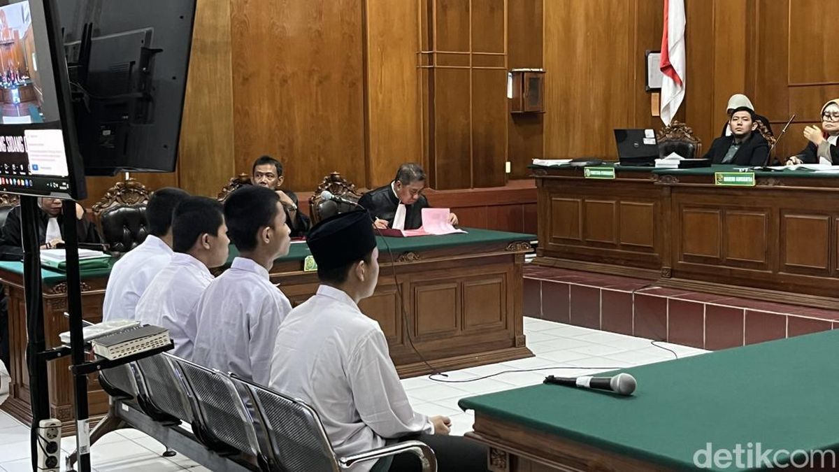4 Remaja Surabaya Didakwa Keroyok Teman hingga Tewas gegara Sandal — NadiKabar.com