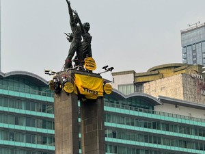 Greenpeace Holds Its Ground at Bundaran HI Statue, Unfurls Banner