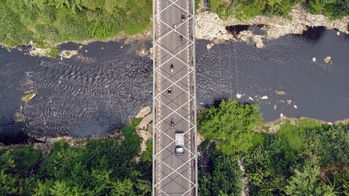 Ngeri Sungai Cileungsi Tercemar hingga Hitam Bak Oli — NadiKabar.com
