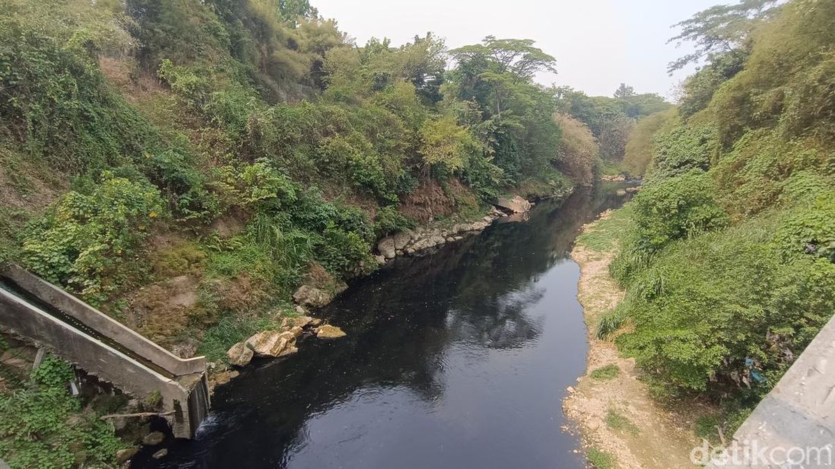 Duh! Sungai Cileungsi di Bogor Hitam Bak Oli dan Berbau Menyengat — NadiKabar.com