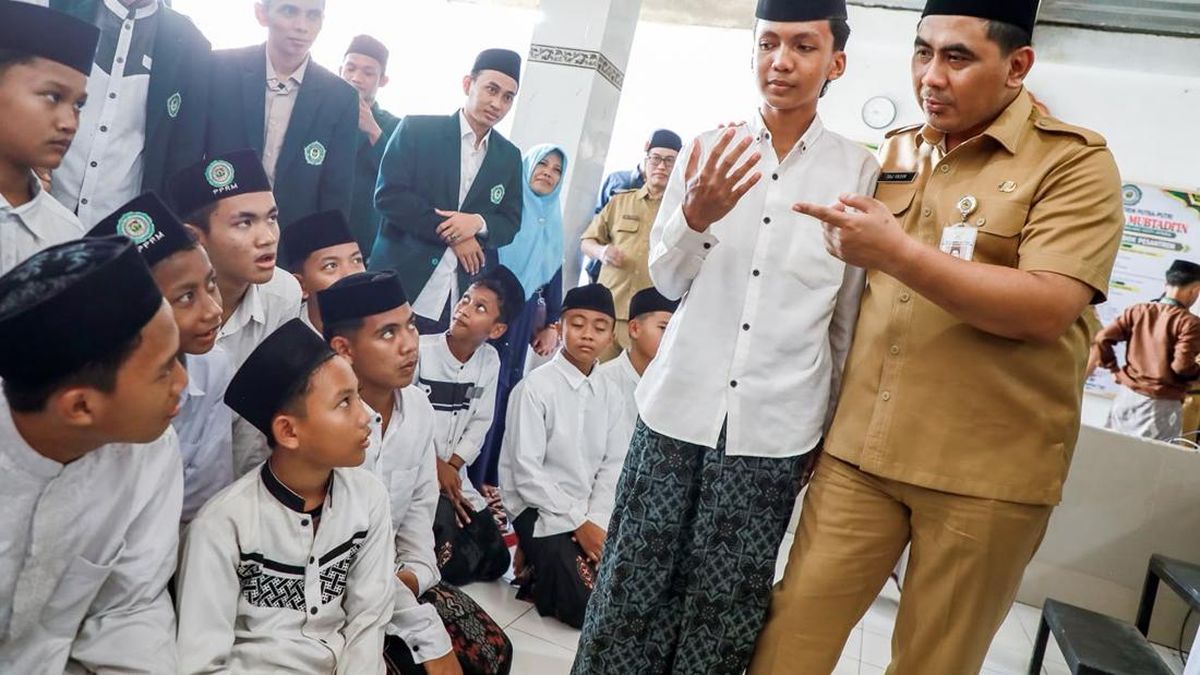 Ilustrasi berita Nasional: Jelang Hari Santri, Taj Yasin Dorong Gerakan Bersih Pesantren di 117 Ponpes
