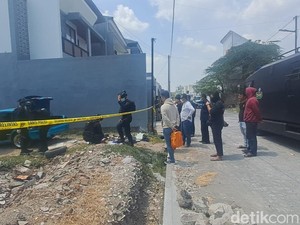 Polisi Geledah Rumah AS Pembakar Warung Mi Babi Sukoharjo