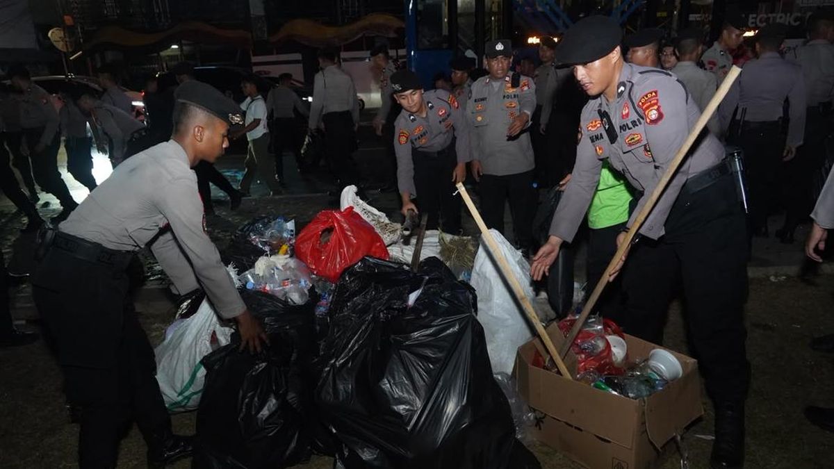 TNI-Polri Bantu Bersihkan Sampah Usai Ada Aksi di Jakpus — NadiKabar.com
