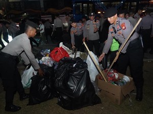 TNI-Polri Bantu Bersihkan Sampah Usai Ada Aksi di Jakpus