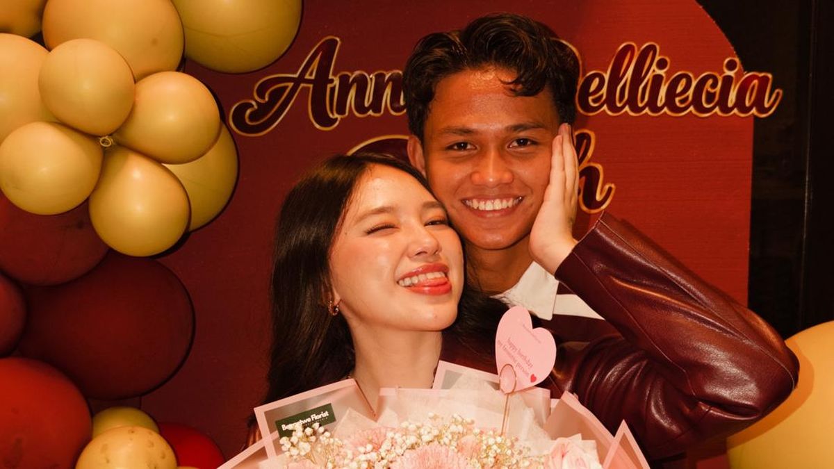 Anneth Ultah ke-21, Asyik Dapat Kado Bunga dari Hokky Caraka