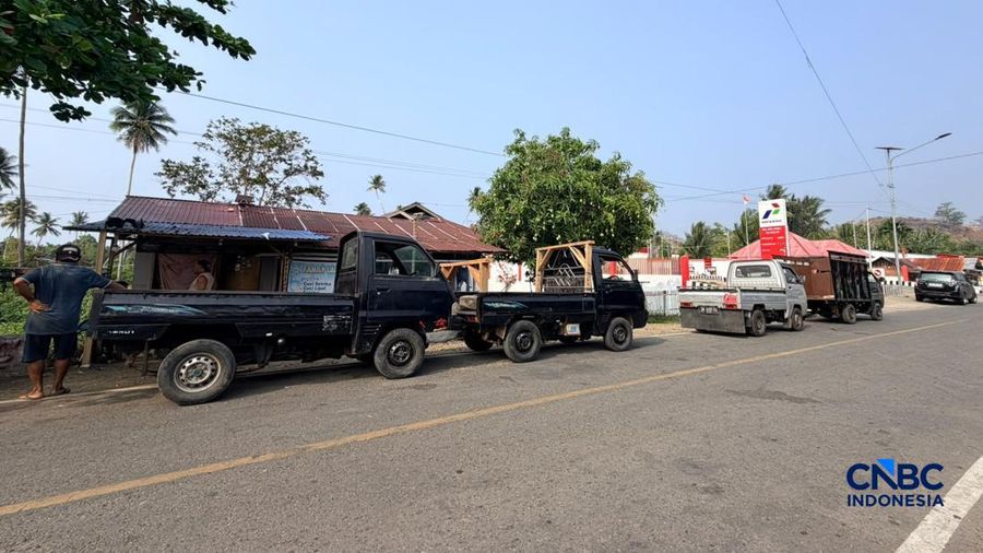 Antrean BBM mengular di beberapa titik SPBU sepanjang Buol, Sulawesi Tengah, hingga Gorontalo, Rabu (21/10/2026). (CNBC Indonesia/Kartini Bohang)