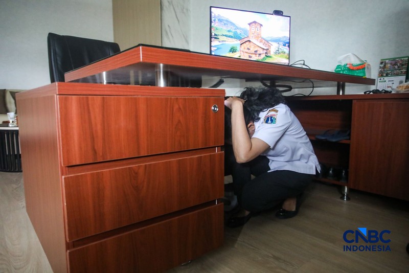 Aparatur Sipil Negara (ASN) saat mengikuti simulasi kesiapsiagaan bencana di kantor Walikota Jakarta Selatan, Rabu (21/10/2026). (CNBC Indonesia/Faisal Rahman)