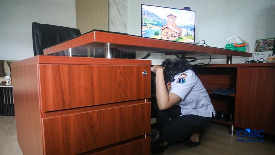 Aparatur Sipil Negara (ASN) saat mengikuti simulasi kesiapsiagaan bencana di kantor Walikota Jakarta Selatan, Rabu (21/10/2026).