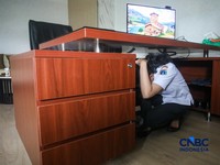 Aparatur Sipil Negara (ASN) saat mengikuti simulasi kesiapsiagaan bencana di kantor Walikota Jakarta Selatan, Rabu (21/10/2026). (CNBC Indonesia/Faisal Rahman)