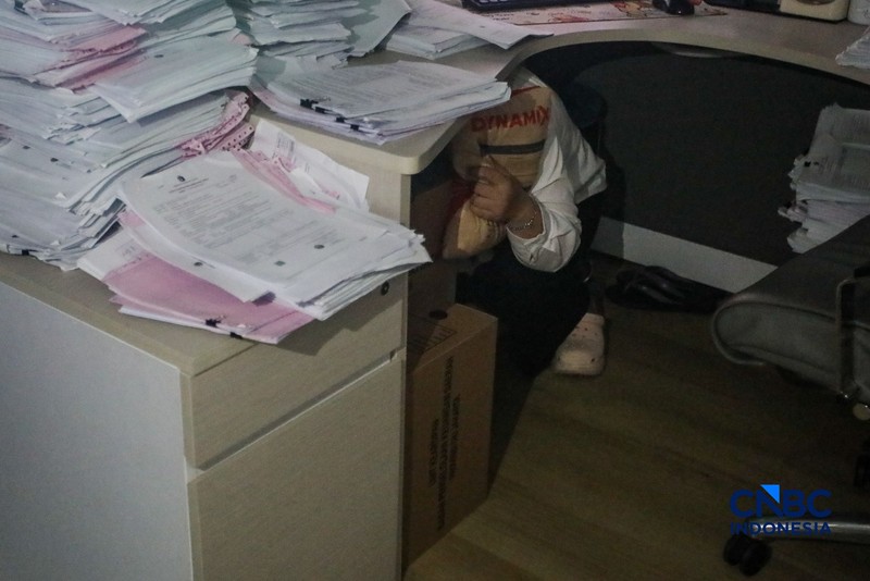 Aparatur Sipil Negara (ASN) saat mengikuti simulasi kesiapsiagaan bencana di kantor Walikota Jakarta Selatan, Rabu (21/10/2026). (CNBC Indonesia/Faisal Rahman)