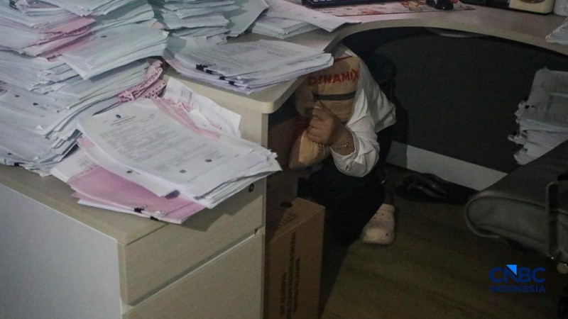 Aparatur Sipil Negara (ASN) saat mengikuti simulasi kesiapsiagaan bencana di kantor Walikota Jakarta Selatan, Rabu (21/10/2026).
