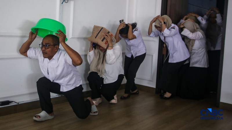 Aparatur Sipil Negara (ASN) saat mengikuti simulasi kesiapsiagaan bencana di kantor Walikota Jakarta Selatan, Rabu (21/10/2026). (CNBC Indonesia/Faisal Rahman)