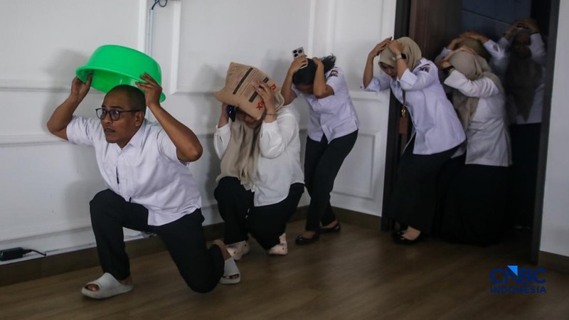 Aparatur Sipil Negara (ASN) saat mengikuti simulasi kesiapsiagaan bencana di kantor Walikota Jakarta Selatan, Rabu (21/10/2026).