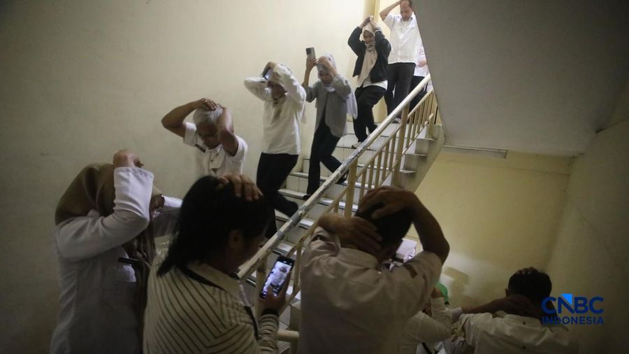 Aparatur Sipil Negara (ASN) saat mengikuti simulasi kesiapsiagaan bencana di kantor Walikota Jakarta Selatan, Rabu (21/10/2026).