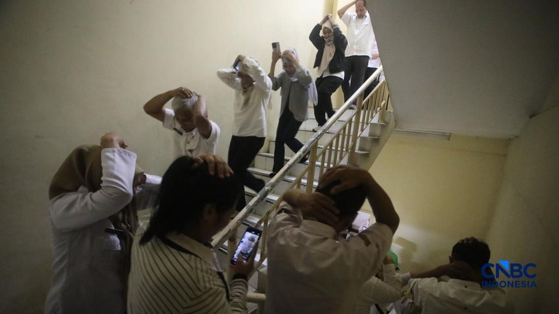 Aparatur Sipil Negara (ASN) saat mengikuti simulasi kesiapsiagaan bencana di kantor Walikota Jakarta Selatan, Rabu (21/10/2026).
