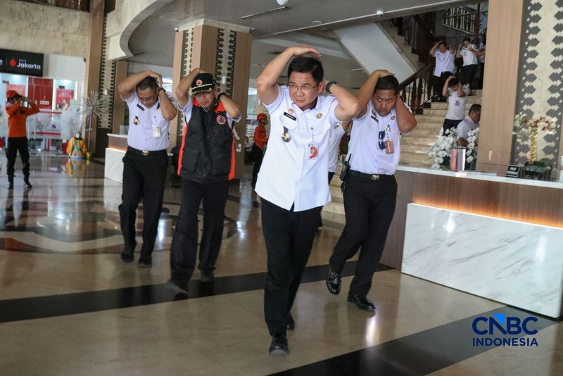 Aparatur Sipil Negara (ASN) saat mengikuti simulasi kesiapsiagaan bencana di kantor Walikota Jakarta Selatan, Rabu (21/10/2026). (CNBC Indonesia/Faisal Rahman)