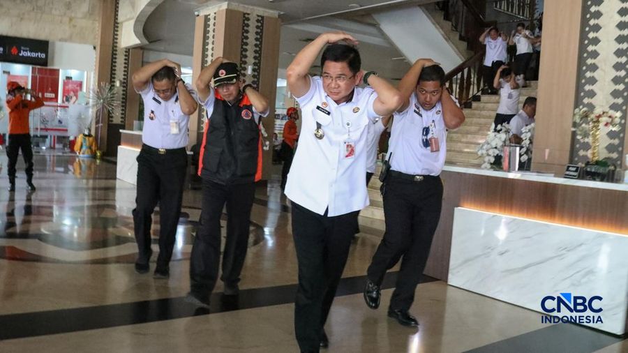 Aparatur Sipil Negara (ASN) saat mengikuti simulasi kesiapsiagaan bencana di kantor Walikota Jakarta Selatan, Rabu (21/10/2026).