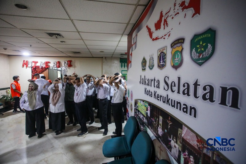 Aparatur Sipil Negara (ASN) saat mengikuti simulasi kesiapsiagaan bencana di kantor Walikota Jakarta Selatan, Rabu (21/10/2026). (CNBC Indonesia/Faisal Rahman)