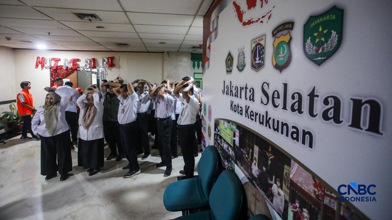 Aparatur Sipil Negara (ASN) saat mengikuti simulasi kesiapsiagaan bencana di kantor Walikota Jakarta Selatan, Rabu (21/10/2026).