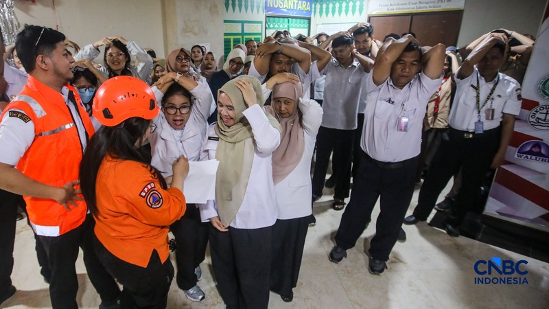 Aparatur Sipil Negara (ASN) saat mengikuti simulasi kesiapsiagaan bencana di kantor Walikota Jakarta Selatan, Rabu (21/10/2026). (CNBC Indonesia/Faisal Rahman)