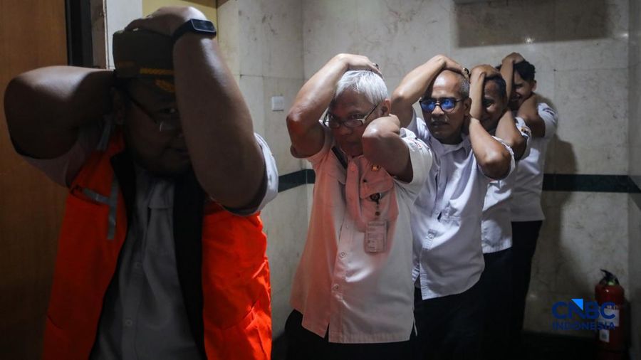 Aparatur Sipil Negara (ASN) saat mengikuti simulasi kesiapsiagaan bencana di kantor Walikota Jakarta Selatan, Rabu (21/10/2026).