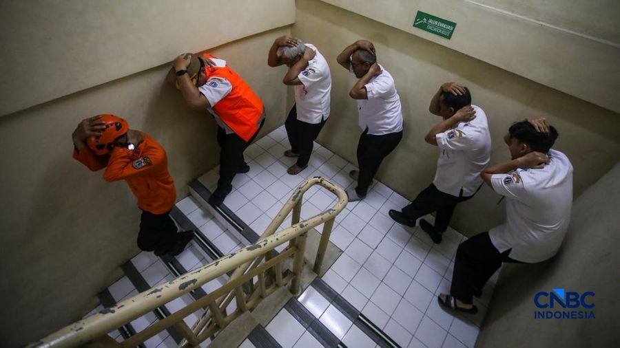 Aparatur Sipil Negara (ASN) saat mengikuti simulasi kesiapsiagaan bencana di kantor Walikota Jakarta Selatan, Rabu (21/10/2026). (CNBC Indonesia/Faisal Rahman)