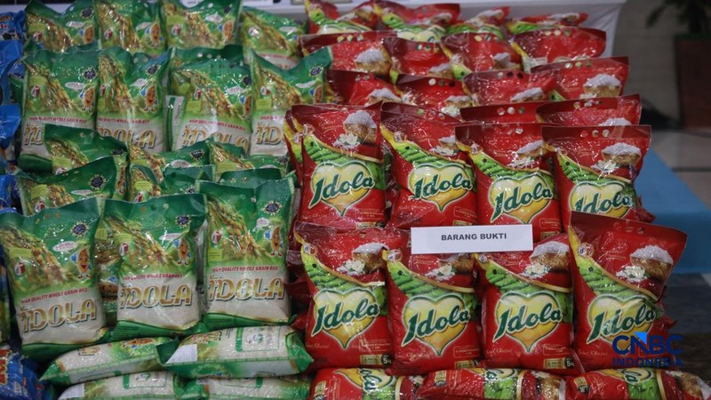 Barang bukti beras fortifikasi yang tidak sesuai dengan klaim pada label kemasan ditampilkan saat saat pers rilis penanganan perkara Beras Khusus Fortifikasi atau beras yang di perkaya vitamin di Gedung Awaloedin Djamin Bareskrim Polri, Jakarta, Rabu (21/10/2026).