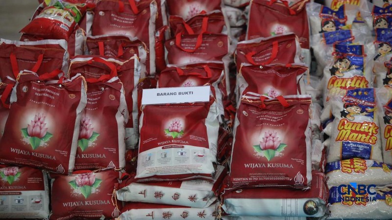 Barang bukti beras fortifikasi yang tidak sesuai dengan klaim pada label kemasan ditampilkan saat saat pers rilis penanganan perkara Beras Khusus Fortifikasi atau beras yang di perkaya vitamin di Gedung Awaloedin Djamin Bareskrim Polri, Jakarta, Rabu (21/10/2026).