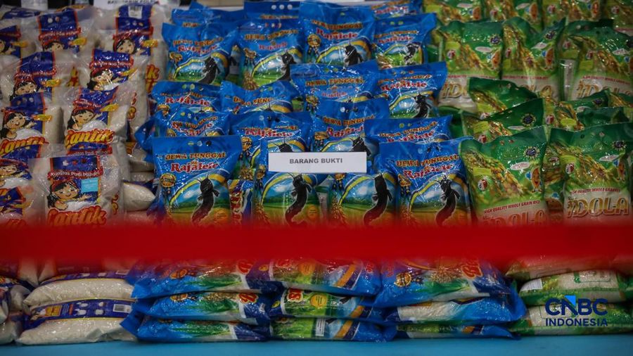 Barang bukti beras fortifikasi yang tidak sesuai dengan klaim pada label kemasan ditampilkan saat saat pers rilis penanganan perkara Beras Khusus Fortifikasi atau beras yang di perkaya vitamin di Gedung Awaloedin Djamin Bareskrim Polri, Jakarta, Rabu (21/10/2026).