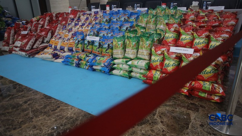 Konferensi Pers rilis penanganan perkara Beras Khusus Fortifikasi atau beras yang di perkaya vitamin di Gedung Awaloedin Djamin Bareskrim Polri, Jakarta, Rabu (21/10/2026). (CNBC Indonesia/Faisal Rahman)