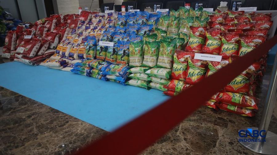 Barang bukti beras fortifikasi yang tidak sesuai dengan klaim pada label kemasan ditampilkan saat saat pers rilis penanganan perkara Beras Khusus Fortifikasi atau beras yang di perkaya vitamin di Gedung Awaloedin Djamin Bareskrim Polri, Jakarta, Rabu (21/10/2026).