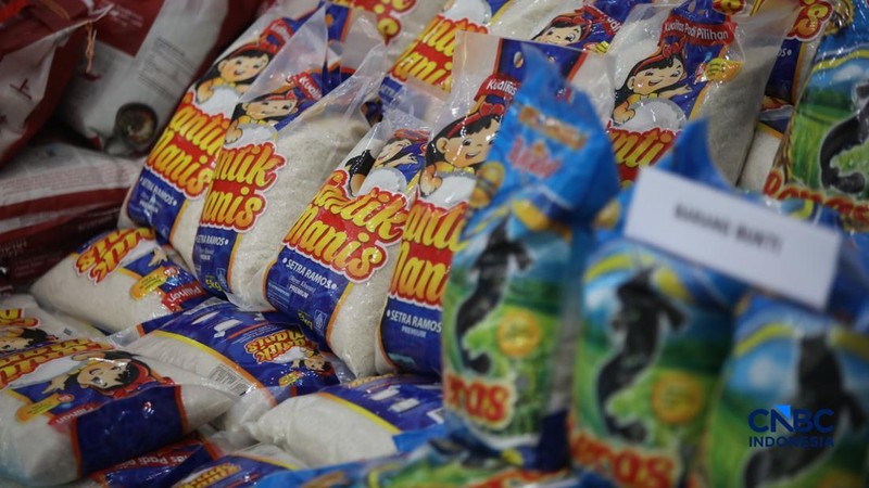 Barang bukti beras fortifikasi yang tidak sesuai dengan klaim pada label kemasan ditampilkan saat saat pers rilis penanganan perkara Beras Khusus Fortifikasi atau beras yang di perkaya vitamin di Gedung Awaloedin Djamin Bareskrim Polri, Jakarta, Rabu (21/10/2026).
