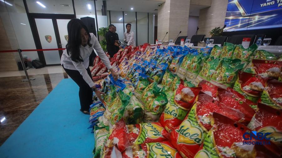 Barang bukti beras fortifikasi yang tidak sesuai dengan klaim pada label kemasan ditampilkan saat saat pers rilis penanganan perkara Beras Khusus Fortifikasi atau beras yang di perkaya vitamin di Gedung Awaloedin Djamin Bareskrim Polri, Jakarta, Rabu (21/10/2026).