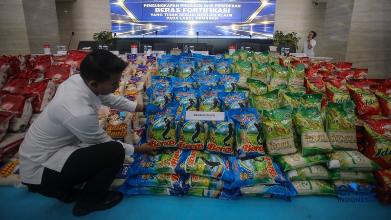 Konferensi Pers rilis penanganan perkara Beras Khusus Fortifikasi atau beras yang di perkaya vitamin di Gedung Awaloedin Djamin Bareskrim Polri, Jakarta, Rabu (21/10/2026). (CNBC Indonesia/Faisal Rahman)