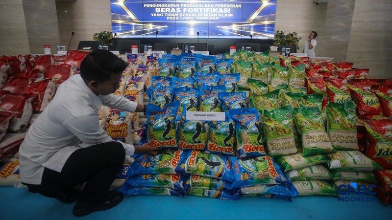 Barang bukti beras fortifikasi yang tidak sesuai dengan klaim pada label kemasan ditampilkan saat saat pers rilis penanganan perkara Beras Khusus Fortifikasi atau beras yang di perkaya vitamin di Gedung Awaloedin Djamin Bareskrim Polri, Jakarta, Rabu (21/10/2026).