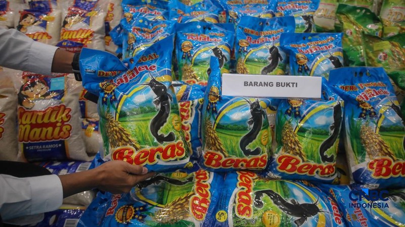 Barang bukti beras fortifikasi yang tidak sesuai dengan klaim pada label kemasan ditampilkan saat saat pers rilis penanganan perkara Beras Khusus Fortifikasi atau beras yang di perkaya vitamin di Gedung Awaloedin Djamin Bareskrim Polri, Jakarta, Rabu (21/10/2026).