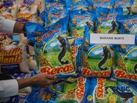 Barang bukti beras fortifikasi yang tidak sesuai dengan klaim pada label kemasan ditampilkan saat saat pers rilis penanganan perkara Beras Khusus Fortifikasi atau beras yang di perkaya vitamin di Gedung Awaloedin Djamin Bareskrim Polri, Jakarta, Rabu