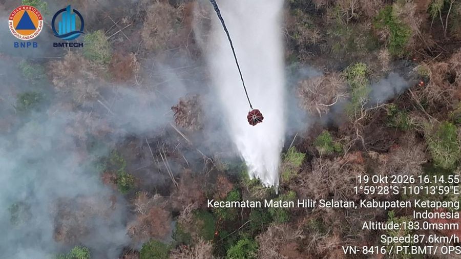 BNPB mengerahkan satu unit helikopter water bombing untuk memadamkan api di wilayah Kabupaten Ketapang, Provinsi Kalimantan Barat, pada Senin (19/10/2026). (Dok. BNPB)