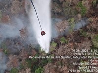 BNPB mengerahkan satu unit helikopter water bombing untuk memadamkan api di wilayah Kabupaten Ketapang, Provinsi Kalimantan Barat, pada Senin (19/10/2026). (Dok. BNPB)