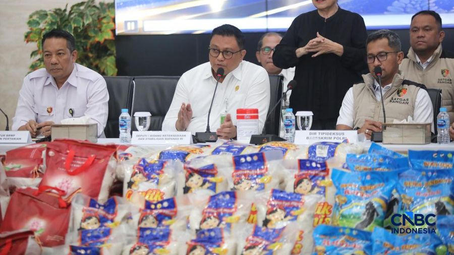 Deputi I Bidang Ketersediaan dan Stabilisasi Pangan Bapanas RI, Brigjen Pol. Hermawan menyampaikan keterangan saat pers rilis penanganan perkara Beras Khusus Fortifikasi atau beras yang di perkaya vitamin di Gedung Awaloedin Djamin Bareskrim Polri, J