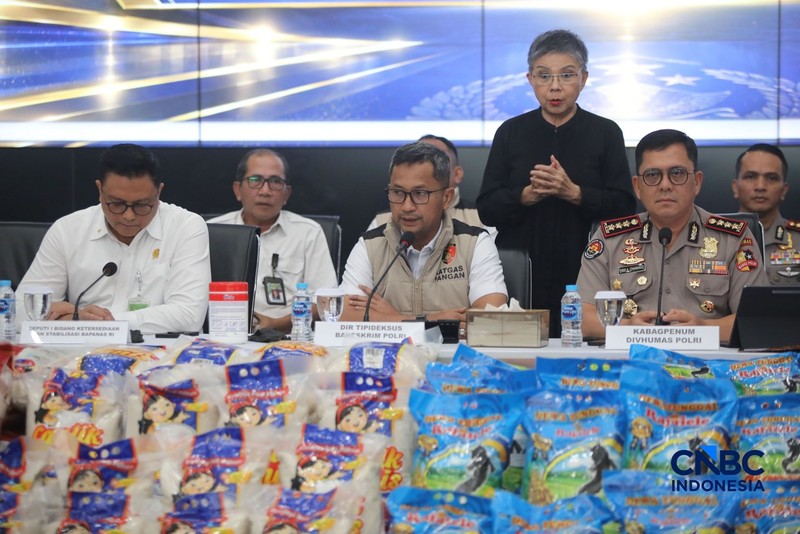 Konferensi Pers rilis penanganan perkara Beras Khusus Fortifikasi atau beras yang di perkaya vitamin di Gedung Awaloedin Djamin Bareskrim Polri, Jakarta, Rabu (21/10/2026). (CNBC Indonesia/Faisal Rahman)