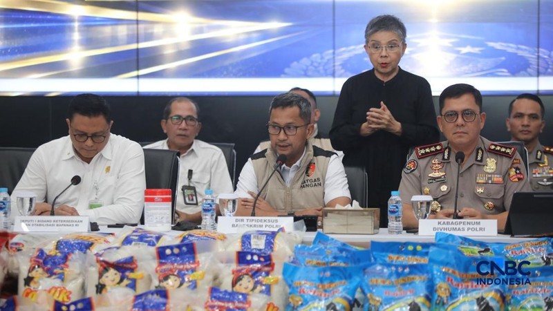 Direktorat Tindak Pidana Ekonomi dan Khusus (Dir Tipideksus) Bareskrim Polri, Kombes Pol. Suhasto menyampaikan keterangan saat pers rilis penanganan perkara Beras Khusus Fortifikasi atau beras yang di perkaya vitamin di Gedung Awaloedin Djamin Bareskrim Polri, Jakarta, Rabu (21/10/2026).