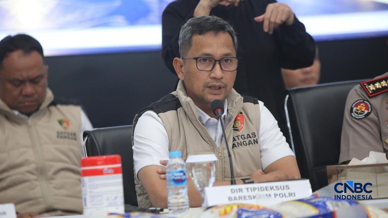 Direktorat Tindak Pidana Ekonomi dan Khusus (Dir Tipideksus) Bareskrim Polri, Kombes Pol. Suhasto menyampaikan keterangan saat pers rilis penanganan perkara Beras Khusus Fortifikasi atau beras yang di perkaya vitamin di Gedung Awaloedin Djamin Bareskrim Polri, Jakarta, Rabu (21/10/2026).