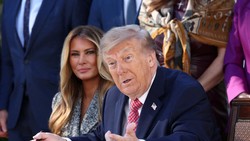 Donald Trump Hina Tanda Tangan Melania di Depan Publik, Dapat Balasan Menohok