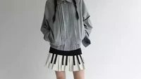 Bosan Pakai Jeans ke Konser? Coba Rok Unik dengan Detail Mirip Keyboard Ini