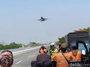 Gladi Bersih Tol Paspro Hadirkan 2 Pesawat Tempur, Warga Antusias Nonton