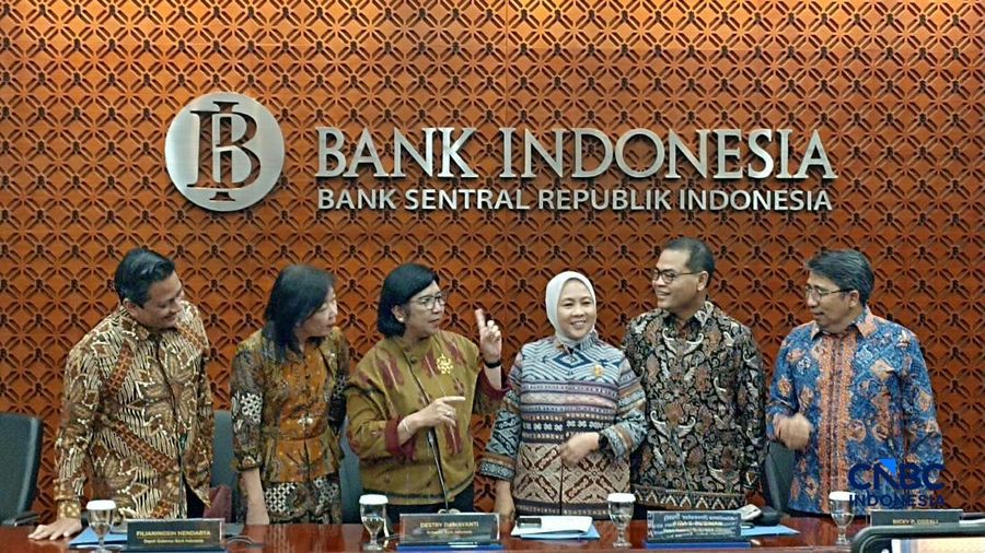 Gubernur Bank Indonesia, Destry Damayanti berbincang dengan para Dewan Gubernur Bank Indonesia jelang Pengumuman Hasil Rapat Dewan Gubernur Bulanan Bulan Oktober 2026 Cakupan Triwulanan dan Tahunan di Gedung Bank Indonesia, Jakarta, Rabu (21/10/2026)
