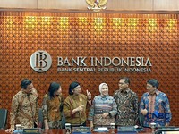 Gubernur Bank Indonesia, Destry Damayanti berbincang dengan para Dewan Gubernur Bank Indonesia jelang Pengumuman Hasil Rapat Dewan Gubernur Bulanan Bulan Oktober 2026 Cakupan Triwulanan dan Tahunan di Gedung Bank Indonesia, Jakarta, Rabu (21/10/2026)