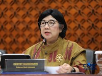 Gubernur Bank Indonesia, Destry Damayanti saat menyampaikan Hasil Rapat Dewan Gubernur Bulanan Bulan Oktober 2026 Cakupan Triwulanan dan Tahunan di Gedung Bank Indonesia, Jakarta, Rabu (21/10/2026). (CNBC Indonesia/Tri Susilo)