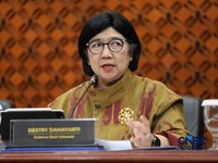 Gubernur Bank Indonesia, Destry Damayanti saat menyampaikan Hasil Rapat Dewan Gubernur Bulanan Bulan Oktober 2026 Cakupan Triwulanan dan Tahunan di Gedung Bank Indonesia, Jakarta, Rabu (21/10/2026). (CNBC Indonesia/Tri Susilo)
